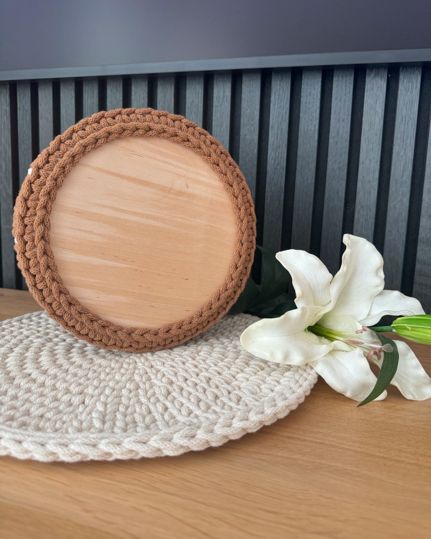 Sofort verfügbar - Korb mit Herzchen - Häkelkorb - Aufbewahrungskorb - Korb mit Holzboden - Geschenkidee
