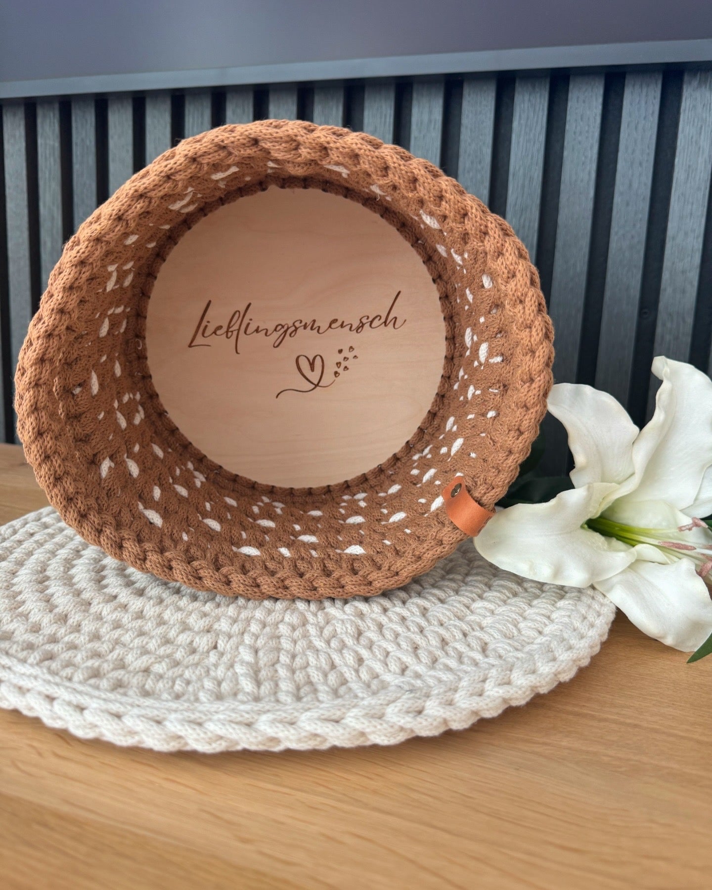 Sofort verfügbar - Korb mit Herzchen - Häkelkorb - Aufbewahrungskorb - Korb mit Holzboden - Geschenkidee