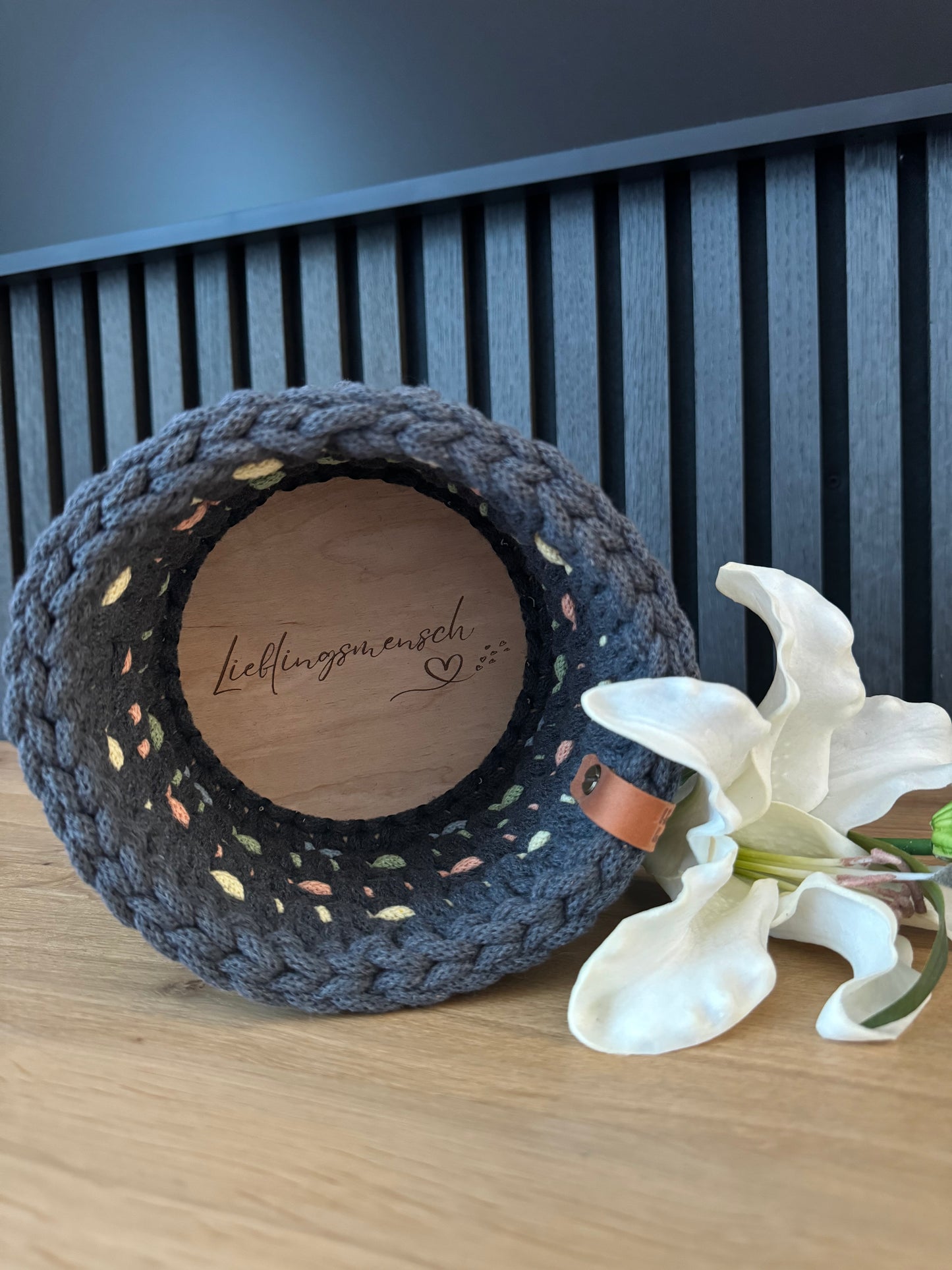 Sofort verfügbar - Lieblingsmensch - Häkelkorb - Aufbewahrungskorb - Korb mit Holzboden - Geschenkidee
