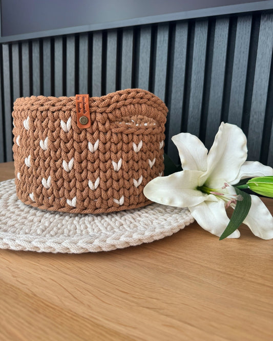 Sofort verfügbar - Korb mit Herzchen - Häkelkorb - Aufbewahrungskorb - Korb mit Holzboden - Geschenkidee