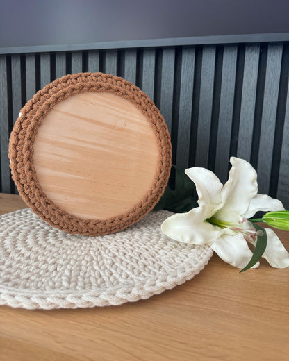 Sofort verfügbar - Korb mit Herzchen - Häkelkorb - Aufbewahrungskorb - Korb mit Holzboden - Geschenkidee